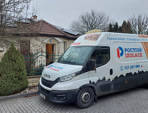 Zateplení stropu rodinného domu pomocí foukané izolace